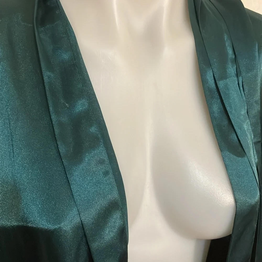 Frederick’s of Hollywood silky wrap robe 1/2 sleeve M